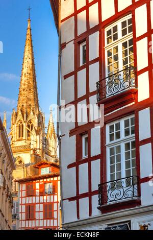 Frankreich, Pyrenees Atlantiques Baskenland, Bayonne, Blick auf St. Mary Cathedral über die Dächer des historischen Teils der Stadt Stockfoto