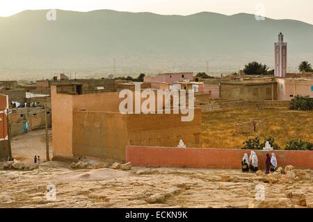 Marokko, Samen Souss Region, Ighrem, Gruppe der marokkanischen Frauen, Rückkehr in das Dorf nach einem Tag sammeln Argan unter den Bäumen Stockfoto