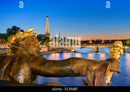 Frankreich, Paris, Bereich aufgeführt als Weltkulturerbe der UNESCO, die Ufer der Seine, die Staue der Nymphe der Newa auf Brücke Alexander III und der Eiffelturm im Hintergrund (⌐ SETE - Illuminations Pierre Bideau) Stockfoto