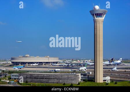 Frankreich, Val d ' Oise, Roissy En France, Roissy Charles de Gaulle Flughafen, terminal 1 und den Traffic Control tower Stockfoto