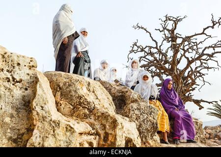 Marokko, Souss Region, Ighrem, Frauen betriebenen Genossenschaft, ruhen Sie sich nach einem Tag der Ernte Argan Samen Stockfoto