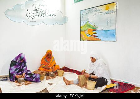 Marokko, Souss Region, Ighrem, kooperative marokkanische Frauen, verantwortlich für die Samen von Argan, zerdrücken manuell Argan Samen zerdrücken und traditionelle Stockfoto