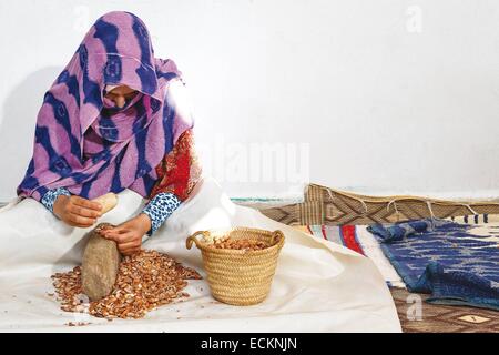 Marokko, Souss Region, Ighrem, kooperative marokkanische Frauen, Frau verantwortlich für die Samen von Argan, zerdrücken manuell Argan Samen zerdrücken und traditionelle Stockfoto