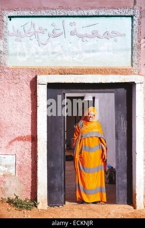 Marokko ist Souss Region, Ighrem, Porträt von einer Marokkanerin an der Schwelle einer Frau kooperative Stockfoto