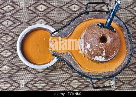 Marokko, Souss Region, Ighrem, kooperative marokkanischen Frauen, Entwicklung von manuellem Druck Argan-Öl mit einer Rotationsdruckmaschine Stein Stockfoto