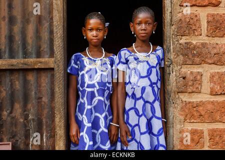 Bobo Dioulasso, Burkina Faso, Toussiana, Porträt von zwei jungen Mädchen gekleidet für die Kommunion Stockfoto