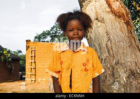 Burkina Faso, Bobo Dioulasso, Toussiana, Porträt eines jungen afrikanischen Mädchens vor ihrem Haus Stockfoto