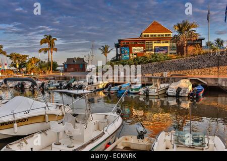 Frankreich, La Réunion (französische Übersee-Departement), Saint-Paul, Saint-Gilles-Les-Bains, Blick auf den Hafen von Saint-Gilles und Boote bei Sonnenaufgang Stockfoto