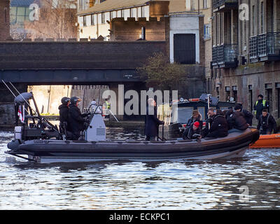 London, UK. 16. Dezember 2014. Daniel Craig Dreharbeiten einer Szene für den neuen Bond film Spectre vor Ort bei Camden Lock Camden Town London 16.12.2014 Credit: Martyn Goddard/Alamy Live News Stockfoto