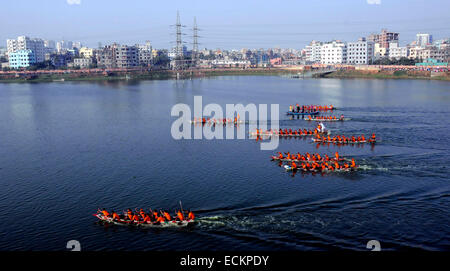 Dhaka, Bangladesch. 16. Dezember 2014. Bangladeshi Leute nehmen Teil in einem traditionellen Boot-Rennen während der Feier des Sieges in Dhaka, Bangladesch, 16. Dezember 2014. Bangladesch feierte seinen 43. Tag des Sieges am Dienstag. Bildnachweis: Shariful Islam/Xinhua/Alamy Live-Nachrichten Stockfoto