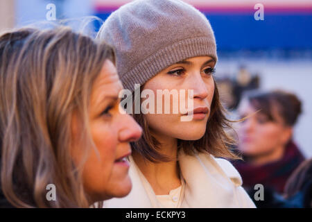 Westminster, London, 16. Dezember 2014. Schauspielerin Gemma Arterton, die Sterne in das West End Musical Made in Dagenham, spricht zu den Medien außerhalb des Parlaments, wie sie ihre Stimme, um die Kampagne für Lohntransparenz, verleiht dem Ziel, Arbeitgeber zwingen preiszugeben Payscales für beide Geschlechter. Bildnachweis: Paul Davey/Alamy Live-Nachrichten Stockfoto