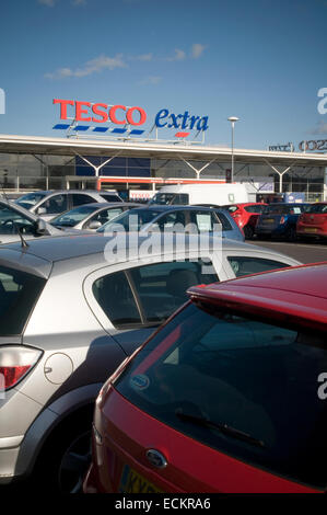 Tesco extra Supermarkt super speichern speichert aus Stadt Shop Shops Shopping Center Zentrum Tescos Parkplatz Autos heraus Seite geparkten Pa Stockfoto