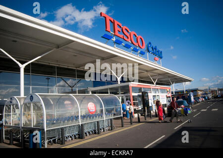 Tesco extra Superstore speichern super Geschäfte aus der Stadt laden Geschäfte Einkaufszentrum Center Tescos große große große Stockfoto