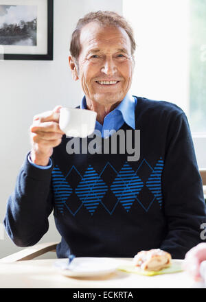 Porträt von senior glücklich Kaffeetrinken im Pflegeheim Stockfoto