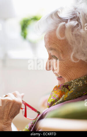 Glückliche senior Frau wegschauen im Pflegeheim Stockfoto