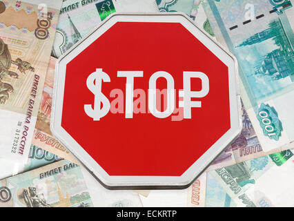 Finanzen-Konzept mit USD und russischen Geld Symbole auf ein Stop-Schild über Rubel Banknoten Hintergrund Stockfoto