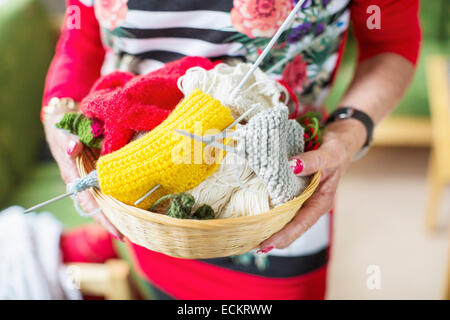 Mittelteil senior Frau mit Stricken Korb am Pflegeheim Stockfoto