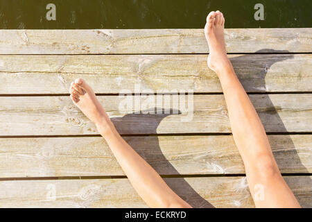 Geringen Teil der Frau Sonnenbaden auf Promenade Stockfoto