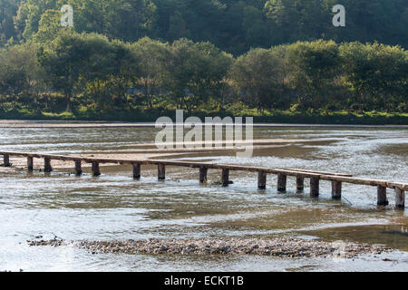 einspurige Log Brücke über einen flachen Fluss in Museom Dorf, Yeongju, Korea. Stockfoto