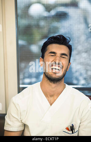 Jungen männlichen Arzt im Spital Lachen Stockfoto