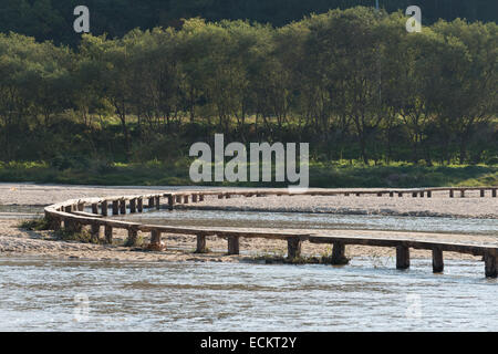 einspurige Log Brücke über einen flachen Fluss in Museom Dorf, Yeongju, Korea. Stockfoto