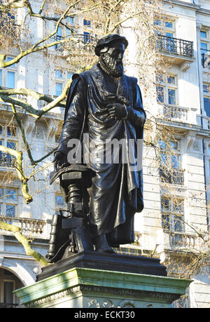 Statue von William Tyndale, Whitehall Gardens, London, England, Vereinigtes Königreich. Erster Übersetzer des neuen Traumszene ins Englische Stockfoto