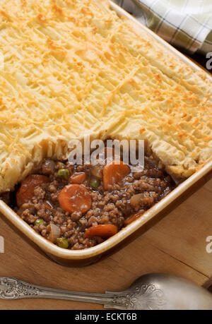 Cottage Pie oder shepherd's Pie ist ein Hackfleisch Fleisch und Gemüse Pie mit einem Topping aus Kartoffelpüree Stockfoto