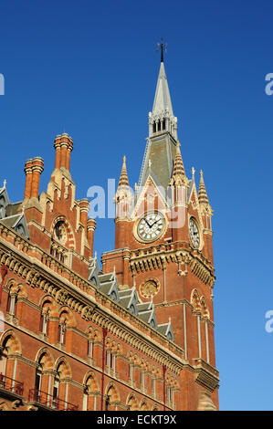 St Pancras Bahnhof Station Clock Tower und Hotel Fassade, London, England, UK Stockfoto