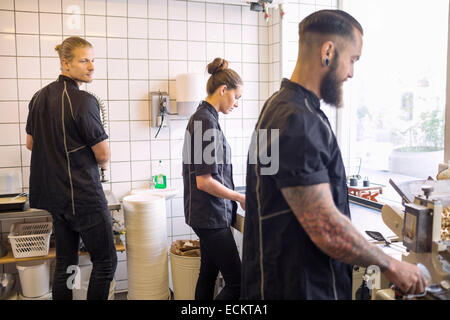 Arbeitnehmer, die im Candy shop Stockfoto