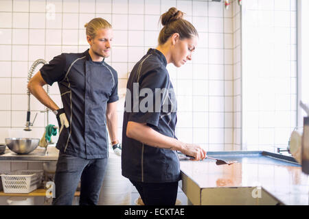 Männliche Arbeiter Kollegen machen Süßigkeiten im Store suchen Stockfoto