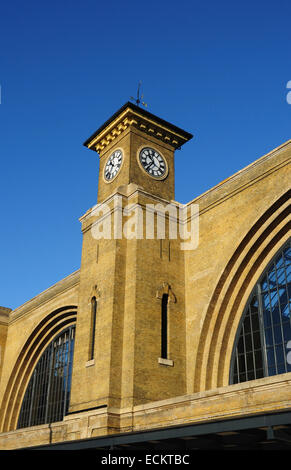 Kings Cross Railway Station Fassade und Clock Tower, London, England, UK Stockfoto