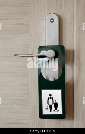 Karton "Bitte service Zimmer" hängen die Türklinke eines Hotels Stockfoto