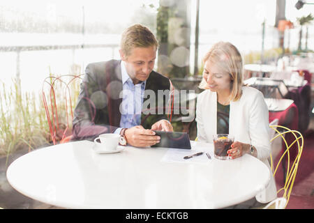 Geschäftsleute, die mit digital-Tablette im café Stockfoto