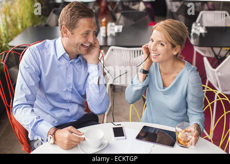 Glücklich Geschäftsleute unter brechen im café Stockfoto