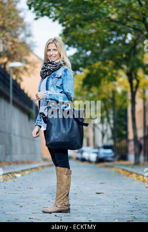 In voller Länge Portrait von Mitte Erwachsene Frau auf Straße Stockfoto