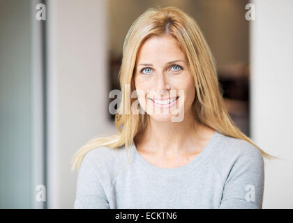 Porträt des Lächelns Mitte Erwachsene Frau im Einkaufszentrum Stockfoto