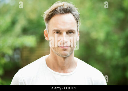 Porträt von zuversichtlich reifer Mann im park Stockfoto