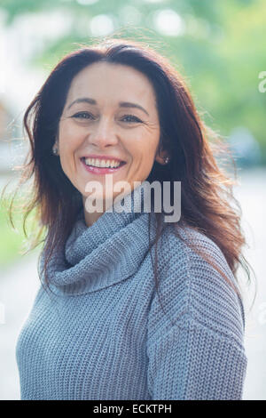 Porträt der lächelnde Frau im park Stockfoto