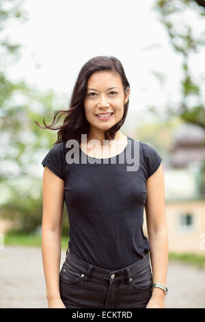 Porträt von lächelnden Frau auf Straße Stockfoto