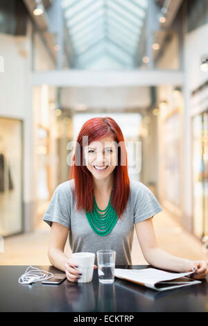 Porträt von glücklich Mitte Erwachsene Frau Kaffeetrinken im restaurant Stockfoto