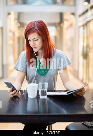 Mitte Erwachsene Frau mit Smartphone im restaurant Stockfoto