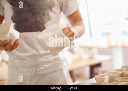 Mittelteil des jungen Mannes in Werkstatt Stockfoto