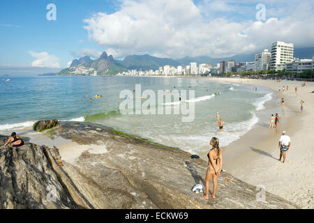 Szenische Morgen Blick auf Strand von Ipanema aus den Felsen von Arpoador mit Skyline der Stadt Rio De Janeiro Brasilien Stockfoto