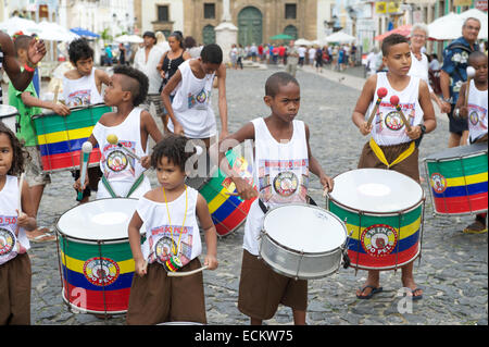 SALVADOR, Brasilien - 15. Oktober 2013: Brasilianische Jugendliche stehen in einer Gruppe in das historische Zentrum Pelourinho Trommeln. Stockfoto