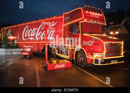 Der Coca Cola Truck in Looe in Cornwall. Der Truck fährt durch das Land jedes Jahr Werbung das Getränk. Stockfoto