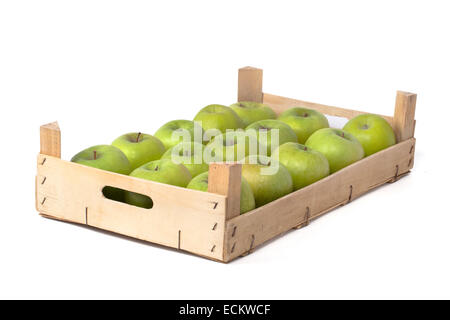 Holzkiste mit grünen Äpfeln, isoliert auf weiss Stockfoto