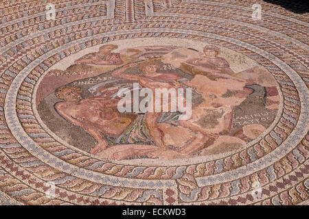 Römisches Mosaik in das Haus des westlichen Theseus, Paphos, Zypern.  3. Jahrhundert n. Chr., restauriert 4. Jh.  Theseus und Minotaurus zeigt. Stockfoto