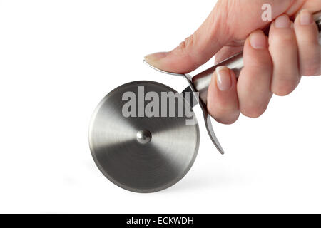 Pizzaschneider in einer weiblichen Hand mit Beschneidungspfad. Stockfoto