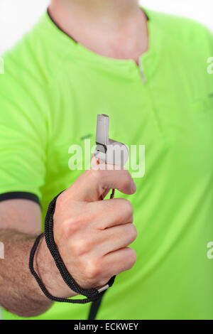 Der Schiedsrichter zeigt seine Pfeife in der Hand. Stockfoto