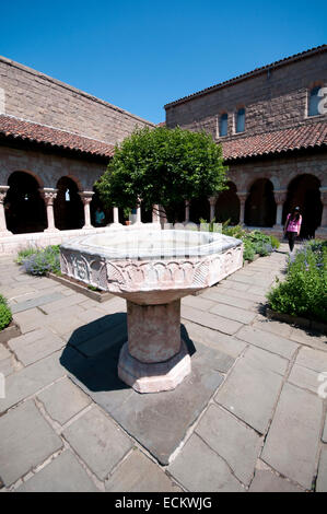 Vereinigte Staaten, New York City, Manhattan, Uptown, Cloisters Museum, Brunnen Stockfoto